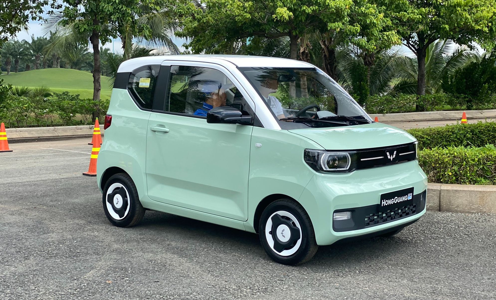 Ô tô điện mini HongGuang MiniEV có chi phí sạc rẻ hơn phí đổ xăng xe máy