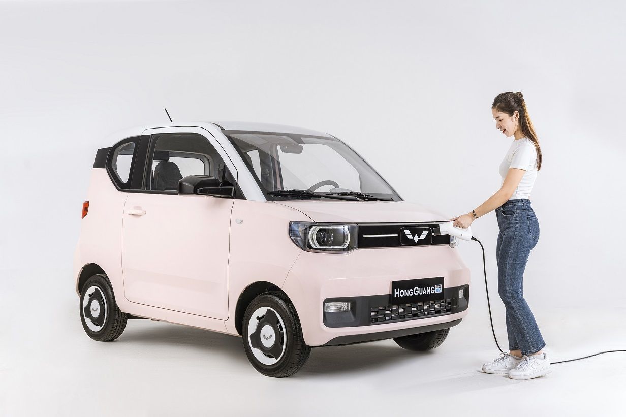 Ô tô điện mini HongGuang MiniEV có chi phí sạc rẻ hơn phí đổ xăng xe máy
